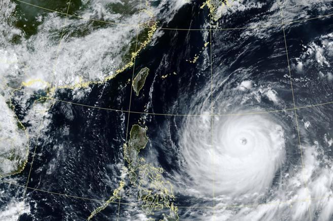 台灣新聞通訊社-巴威南修更近了 「巨無霸」雲圖曝 網驚:台灣3倍大