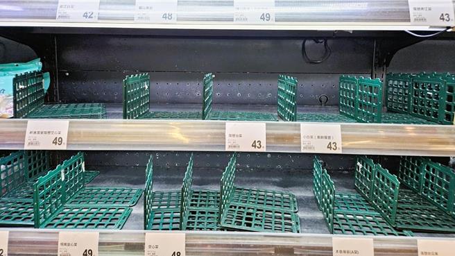 台灣新聞通訊社-巴威颱風暴風圈逼近台東 超市市場湧現採買潮備戰