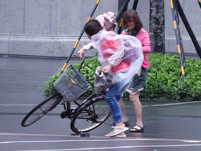 台灣新聞通訊社-巴威路徑南修「威脅更大」 北北基桃10縣市侵襲率破9成