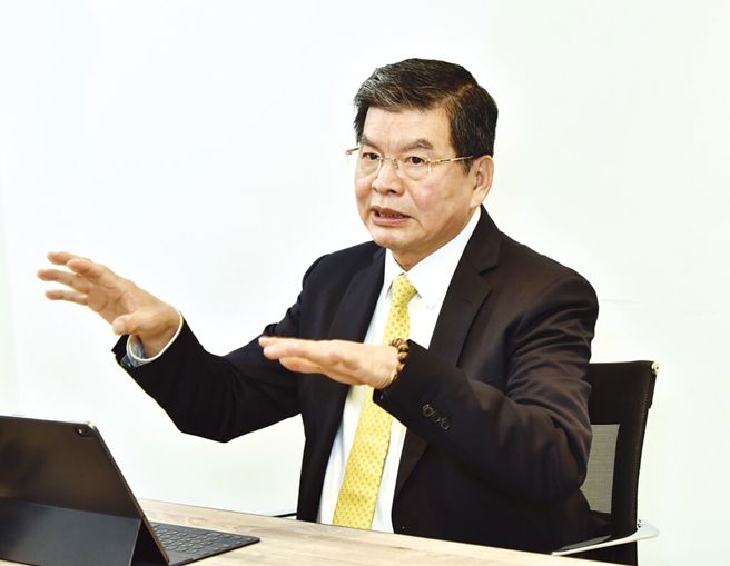 台灣新聞通訊社-國泰金總座率5高層鞠躬道歉!李長庚:嚴格把關高管兼職