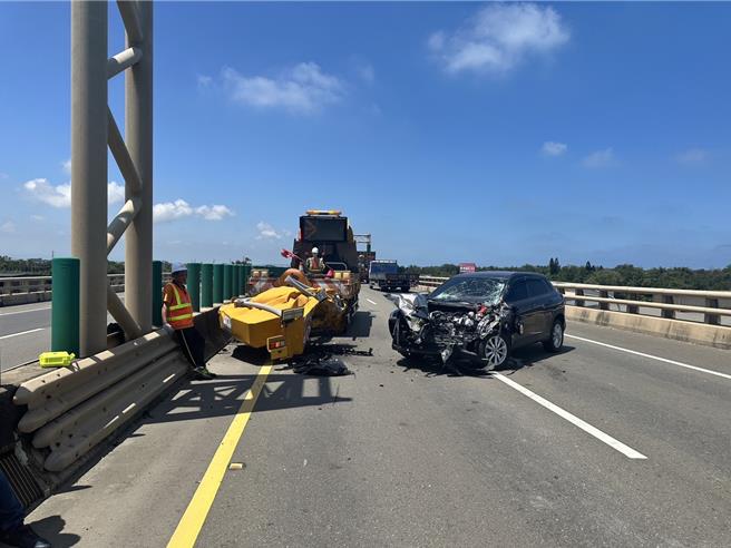 台灣新聞通訊社-快訊》台66線轎車猛撞工程防撞車!車頭爛毀淪廢鐵 多車回堵