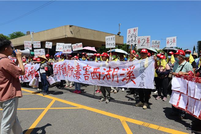 台灣新聞通訊社-拒絕大矽谷掩埋場 銅鑼170鄉民拉布條對「台灣農林」怒吼