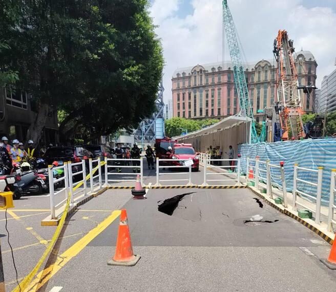 台灣新聞通訊社-快訊》北市敦化北路驚傳路面塌陷!緊鄰工地急封鎖
