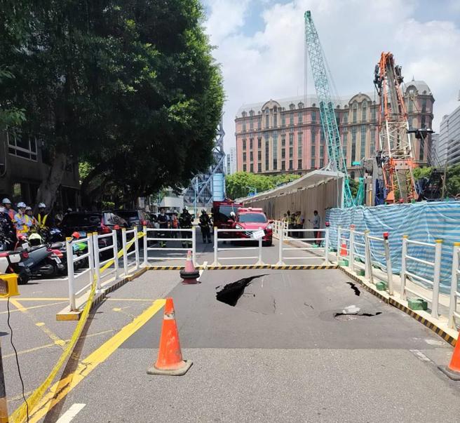 台灣新聞通訊社-快訊》北市敦化北路驚傳路面塌陷！緊鄰工地急封鎖