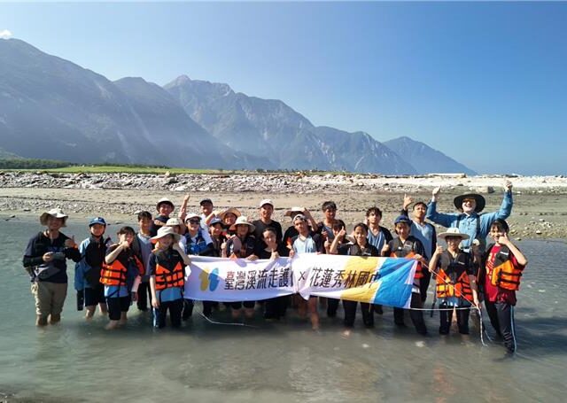 台灣新聞通訊社-花蓮秀林國中推「溪海共舞」！走讀立霧溪、體驗太平洋SUP