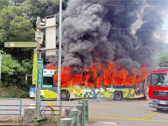 台灣新聞通訊社-北市88路公車燒成火球！公運處：當時未載客 起火原因待查