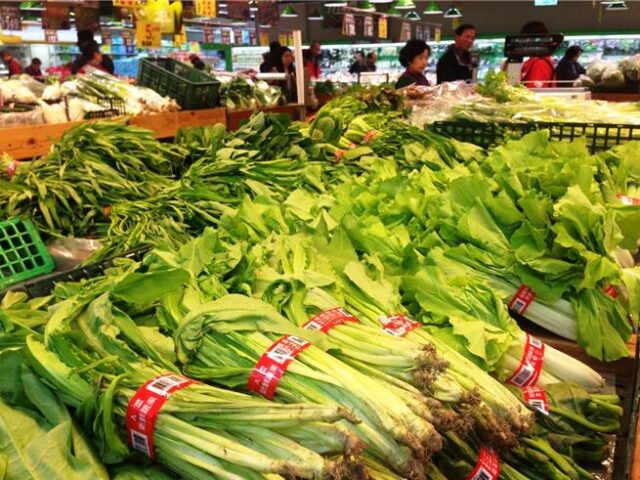 台灣新聞通訊社-巴威颱風逼近  大全聯、萬家福量販蔬菜類備貨「增倍」