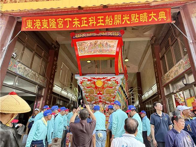 台灣新聞通訊社-1380萬王船亮相!東港迎王平安祭開光點睛 現場萬人搶拍