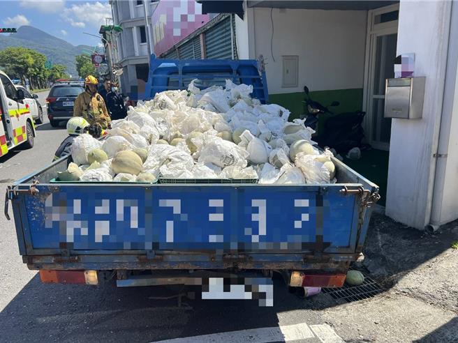 台灣新聞通訊社-巴威逼近搶收哈密瓜!小貨車連環撞 騎士遭夾困「滿地碎瓜」畫面曝
