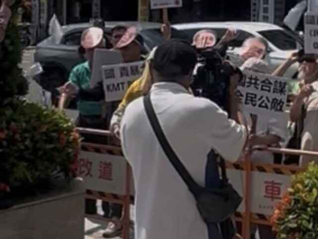 台灣新聞通訊社-獨派國民黨前射紙飛機 尷尬射不出去還遭警訓斥