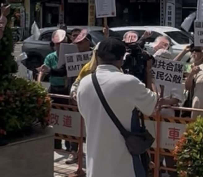 台灣新聞通訊社-獨派國民黨前射紙飛機 尷尬射不出去還遭警訓斥