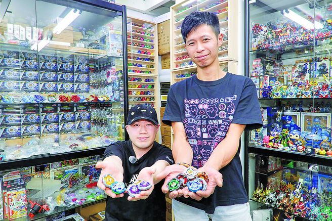 台灣新聞通訊社-收藏家見證興衰 高手拆解配搭攻略 大人童年逆襲 戰鬥陀螺熱潮回歸