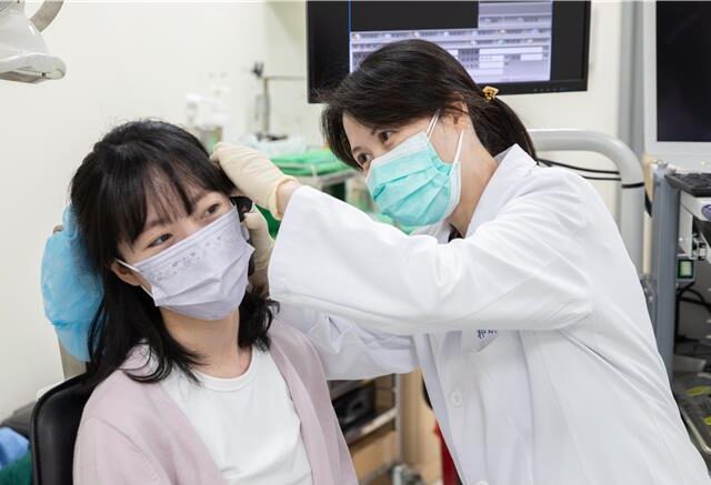 台灣新聞通訊社-起床左耳竟全聾！38歲女「只聽見嗡嗡聲」醫警告：拖延恐永久失聰
