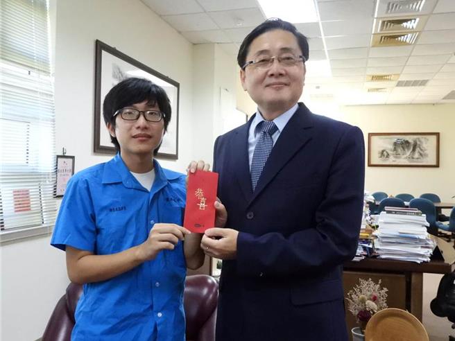 台灣新聞通訊社-4年前感動全台!考取6校清寒生唐于田畢業 感謝各界善心托起夢想