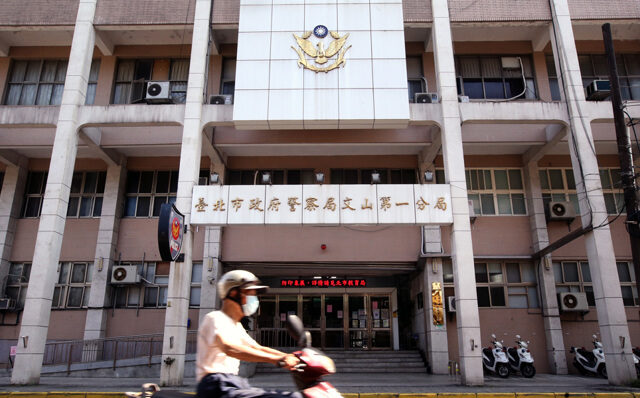 台灣新聞通訊社-北市帥警斜槓當鴨騙女客百萬還洩密 慘記2大過免職