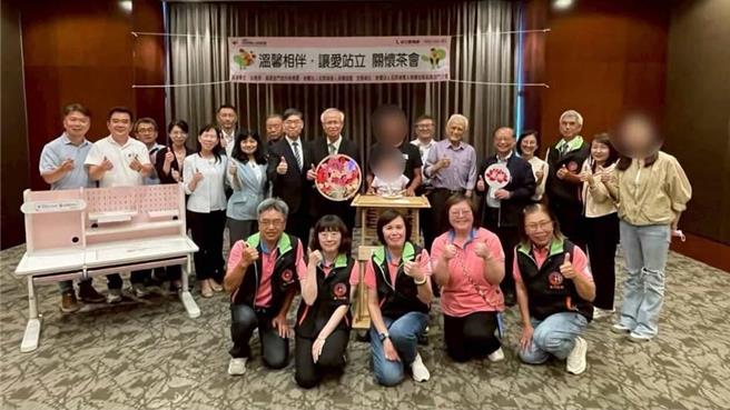 台灣新聞通訊社-女童車禍重傷!犯保協會攜手永瑞基金會、全聯實業致贈獎學金及輔具