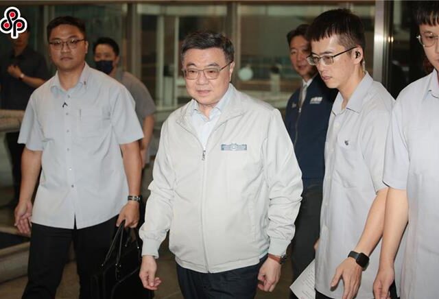 台灣新聞通訊社-駁斥毒油製成品蓋牌 卓榮泰親曝政策大轉彎原因