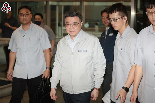台灣新聞通訊社-駁斥毒油製成品蓋牌 卓榮泰親曝政策大轉彎原因