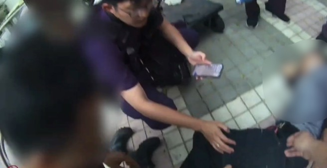 台灣新聞通訊社-烈日下工作險喪命！ 北市除草男熱過頭癱倒人行道