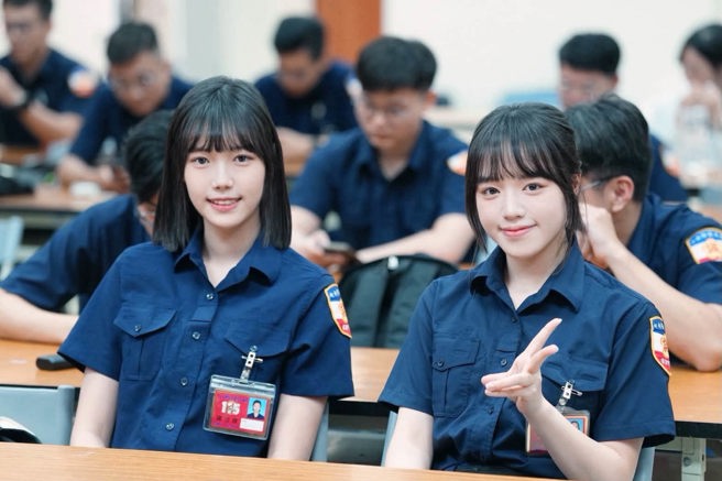 台灣新聞通訊社-最菜警大實習生報到!高雄曬「男帥女美照」 網暴動:想騙人考警察
