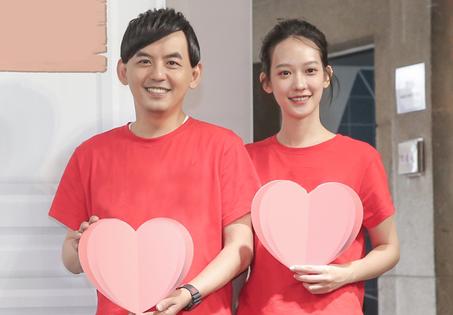 台灣新聞通訊社-孟耿如離婚後首入鏡!赤腳作畫「黑白變彩色」疑宣告重生