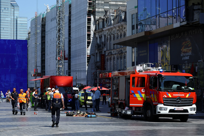 台灣新聞通訊社-布魯塞爾地標大樓改建遭惡火吞噬!200工人急撤6人失聯 恐釀多人死亡