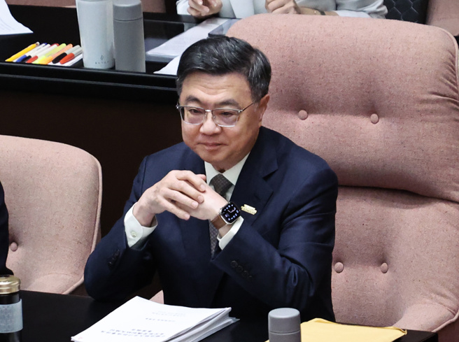 台灣新聞通訊社-揭致癌油處置時間軸 藍營議員參選人:卓榮泰就是毒油門神
