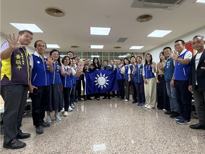 台灣新聞通訊社-黃世杰猛攻校園毒油 桃藍營反擊:盲從中央潑髒水