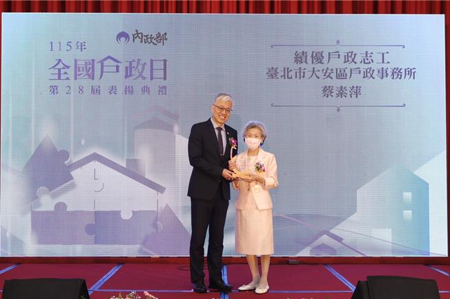 台灣新聞通訊社-北市94歲戶政志工服務不打烊 30年翻譯助日籍人士尋根