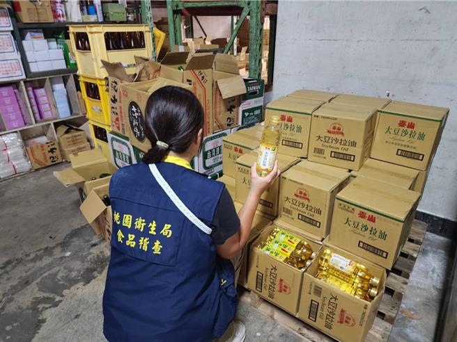 台灣新聞通訊社-中聯致癌油風暴延燒！桃園查150家業者 下架近3.5萬公斤產品