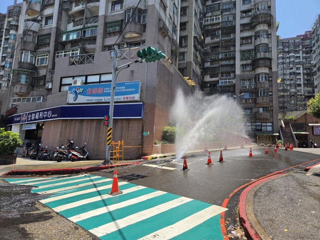 台灣新聞通訊社-影》基隆路邊水舞秀? 竟是施工「挖爆水管」害停水