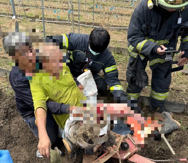 台灣新聞通訊社-五股農友遭鏟裝機夾困雙腿　全台首輛「行動急診室」助脫困