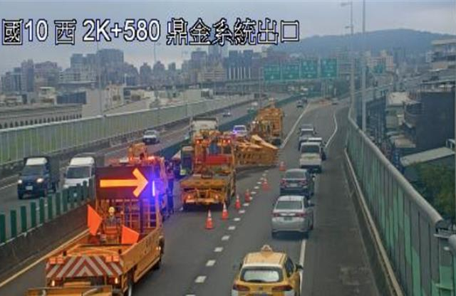 台灣新聞通訊社-通勤族崩潰！ 國10貨車「鏟斗」掉落3車遭殃  後方塞爆