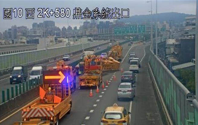 台灣新聞通訊社-通勤族崩潰! 國10貨車「鏟斗」掉落3車遭殃 後方塞爆