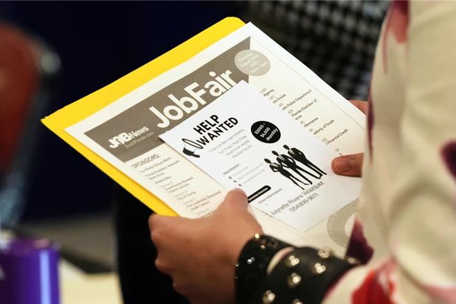 台灣新聞通訊社-AI浪潮衝擊 澳洲報告揭女性和大學畢業生最容易被取代