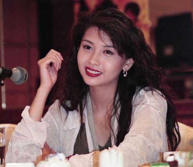 台灣新聞通訊社-上海女警撞臉全盛時期邱淑貞!影片曝光網驚「比親生女兒還像」