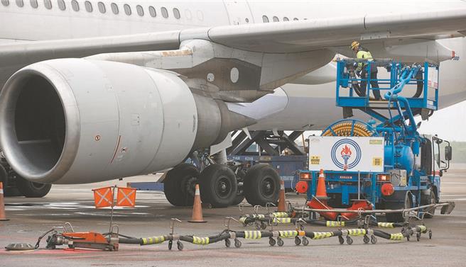 台灣新聞通訊社-航空燃油附加費調降 7月7日起機票省一筆