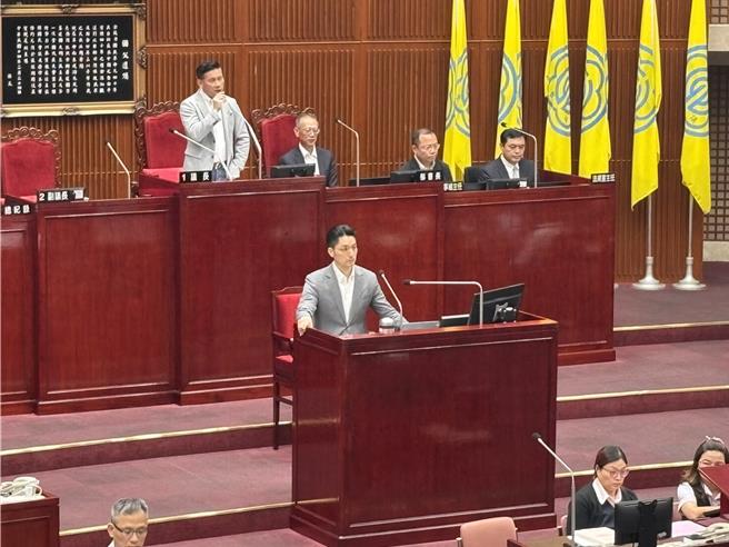 台灣新聞通訊社-簡舒培自豪「索資第一名」 蔣萬安酸「佛地魔」 激辯場面火爆