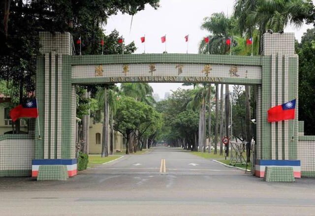 台灣新聞通訊社-保全任軍校衛哨？退將嗆「大笑話」：敢擋連長的車嗎
