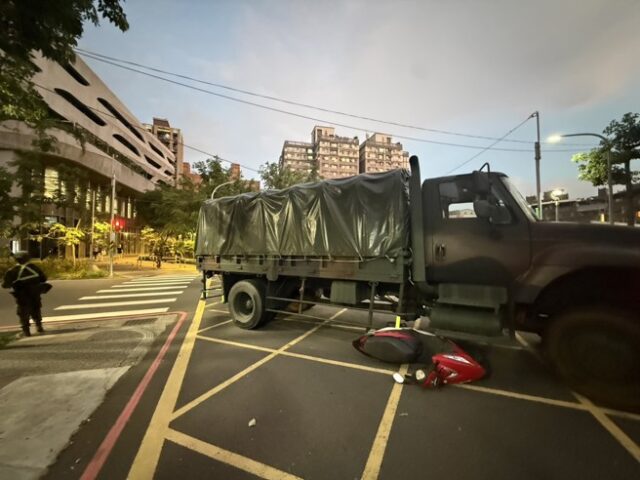 台灣新聞通訊社-國軍又出事！ 軍卡轉彎與機車擦撞 引民眾圍觀
