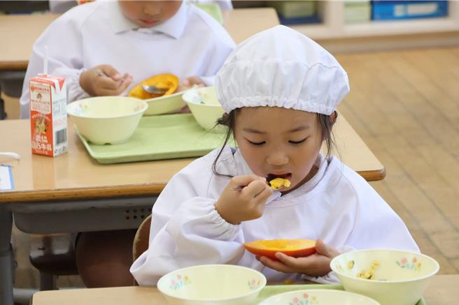台灣新聞通訊社-想再吃一碗！台南愛文芒果征服日本小學生 國民外交萌翻天