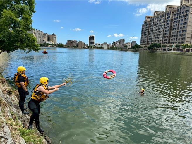 台灣新聞通訊社-桃園大竹分隊辦水域救援演練 強化應變守護市民水域安全