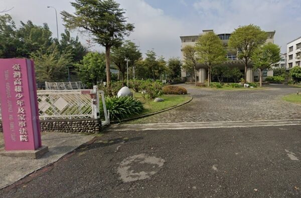台灣新聞通訊社-年薪百萬 高雄兩線一星副法警長上班睡翻「鼾聲如雷」 考績年年甲等網炸鍋