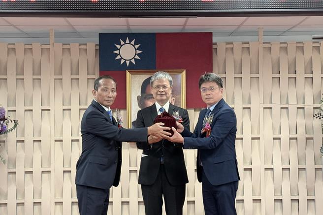 台灣新聞通訊社-終結停電惡夢?台電高雄新舊處長交接「配電專家」回鍋接掌