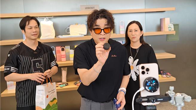 台灣新聞通訊社-根本韓星見面會!Apink捧蛋糕獻唱、SJ神童站台瑪菲司網驚:人脈太狂!