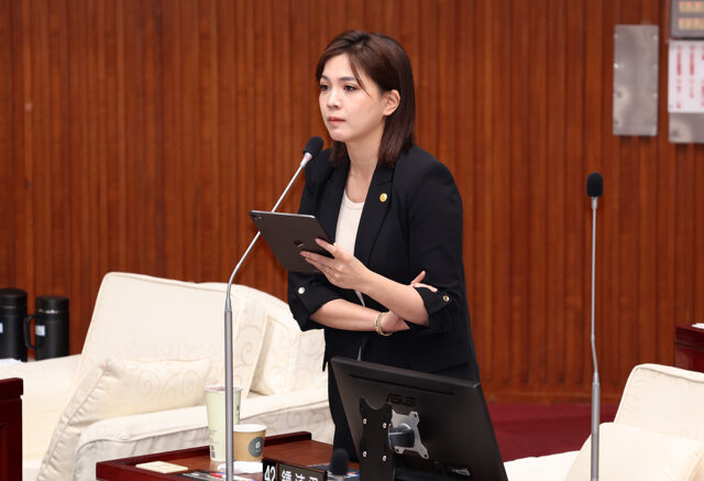 台灣新聞通訊社-沈伯洋認《油不得你》難定罪  鍾沛君狠酸青鳥：慘遭自家迴力鏢插頭