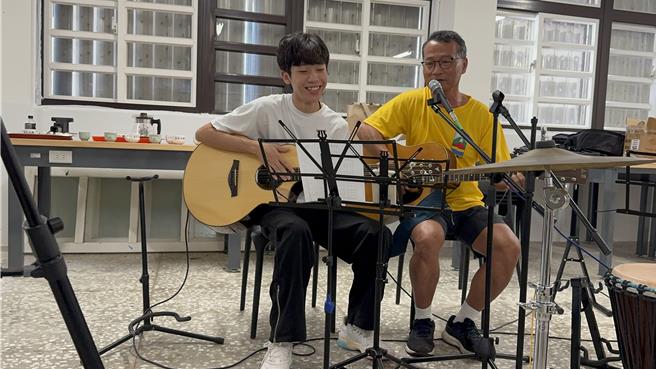 台灣新聞通訊社-姊姊病榻前一句「不要放棄」宜蘭國中生抱500元吉他奪國際金牌