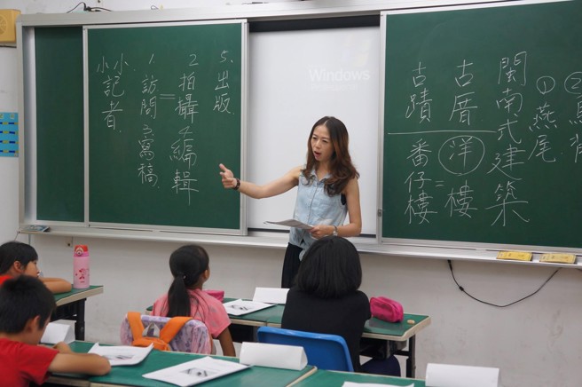 台灣新聞通訊社-嘉縣教師迎大利多!國小擴編行政人力 國中教師也減課
