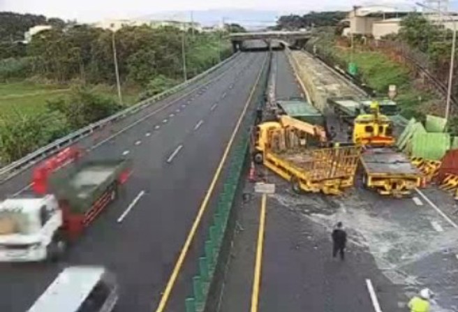 台灣新聞通訊社-台82線聯結車翻覆!東向全線封閉 下班車潮「快改道」