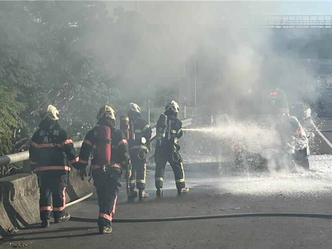台灣新聞通訊社-彰化台74甲火燒車！轎車引擎室竄火舌 消防噴泡沫搶救
